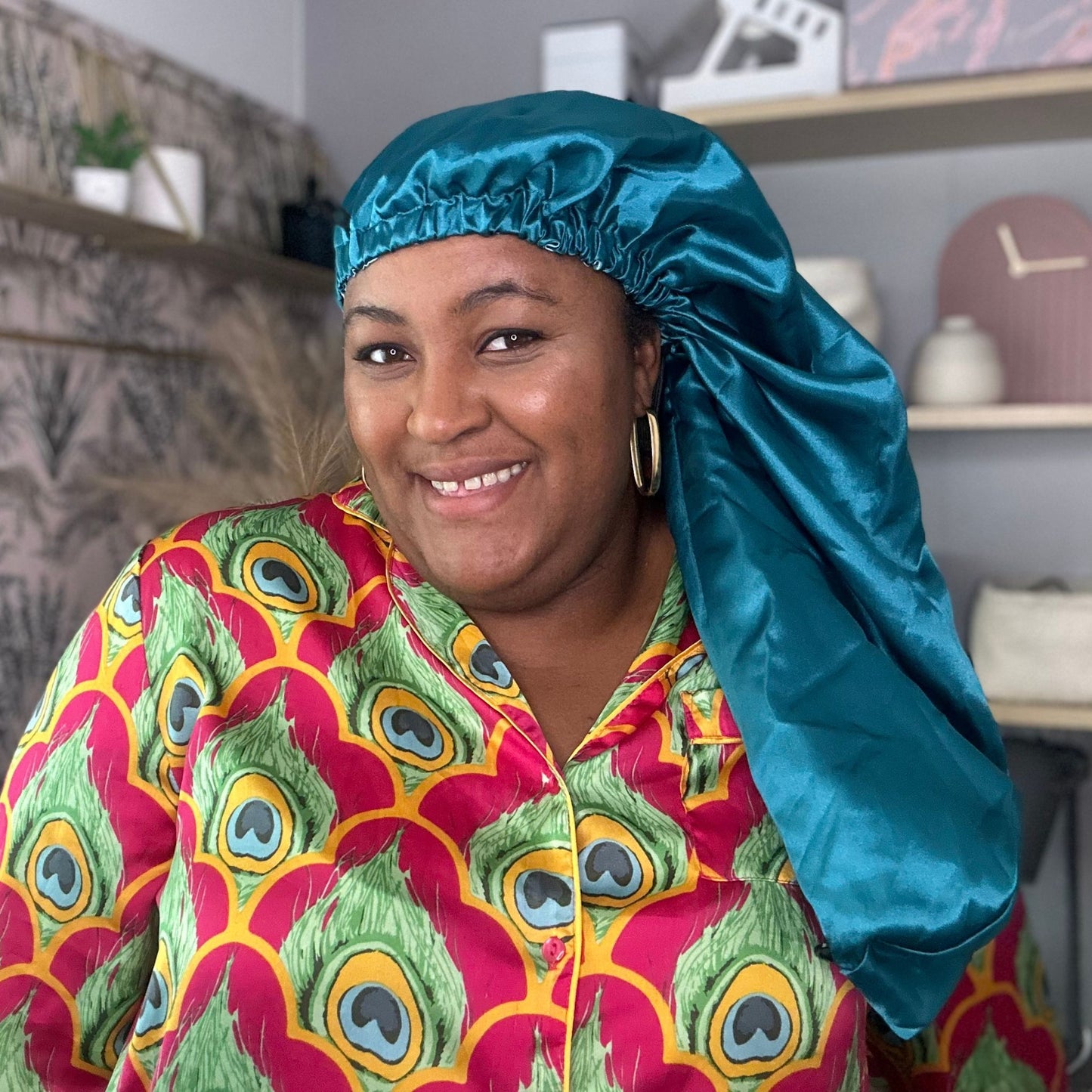Stay on reversible long satin bonnet - Peacock