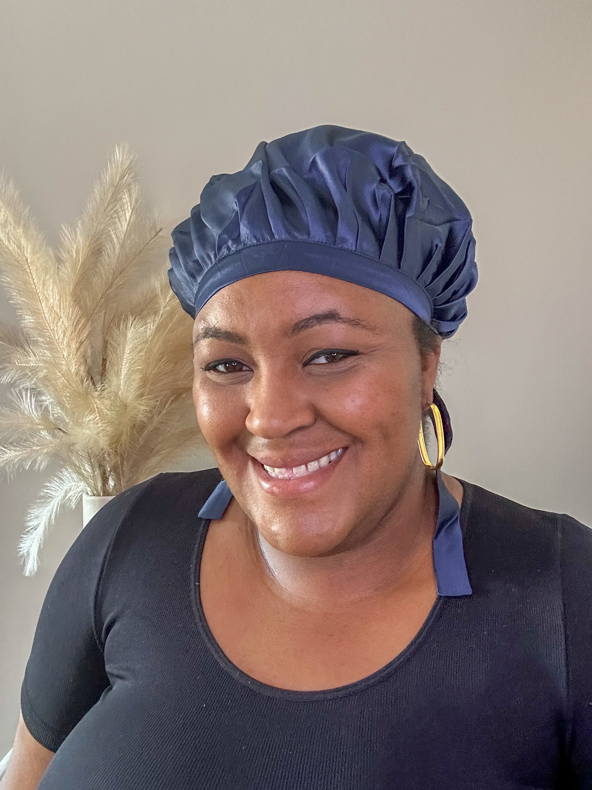 silk bonnet with ties - navy blue worn by black female model